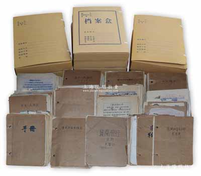 中国革命根据地货币史之档案手稿资料一宗共10个大档案盒，体积庞大，数量惊人，其内容包括浏东、鄂西、鄂东、陕甘、湘赣、东古、闽西、江西、川陕各苏维埃银行，及陕甘宁、西北农民、晋察冀、冀南、上党、北海、鲁西、大江、淮南、淮北、盐阜、江淮、浙东、华中、中州、皖西、热河、东北、吉林、黑龙江、嫩江、牡丹江、内蒙古、琼崖、南方等各革命根据地各大银行，至中国人民银行成立止，几乎涵盖所有红色革