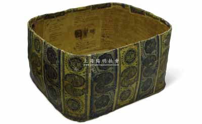民国时期山东地区乡间使用之大型笸箩1个，尺寸约长360×宽300×高180mm，其外边周围张贴有“威海农业储蓄银行”1917年壹圆券18枚、1916年伍圆券16枚，堪称难得之趣味品，亦可适用于博物馆展览之专用；保存尚佳，敬请预览