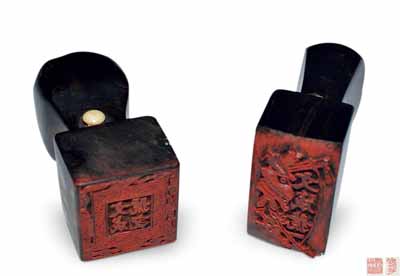 清末“文成号（记）”牛角印章一对共2枚不同，均上刻暗八仙图，刻工精湛；此二章或属老北京之钱票专用章，其中1枚属盖右下角之店号名章、另1枚属盖左上边之抬头章；刘文和先生藏品，保存甚佳，敬请预览