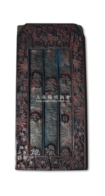 清代直隶“武邑”钱庄木质钞版1块，尺寸宽87×高188×厚14mm，上刻福禄寿三星和梅兰竹菊纹饰，且左右分刻“武邑西関堂儿口北楼底开设兑换银钱花市老局”和“票帖有来往，加心对号帐，看明真和假，过后免想思”字样；源于名家之旧藏，刻工精湛，保存甚佳，敬请预览