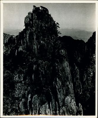 民国时期尹福康摄“黄山”老照片一张，尺寸25.2×30.3cm，背有尹福康手写注释及签名，保存较佳，敬请预览