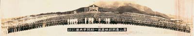 民国二十六年七月九日（1937年）“庐山暑期训练团第一期开学典礼”历史老照片1张，为尺寸1340×250mm之长卷，由“军事委员会委员长行营政训处电影股”所拍摄(背有加盖字样)，内有蒋介石等军政要员及训练团军官等数千人，场面宏伟壮观；保存甚佳，敬请预览和珍视