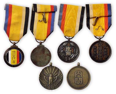 伪满洲国徽章3枚，详分：大同元年（1932年）“大满洲国建国功劳章”1枚；“地主代表”徽章1枚，背有“国务院·地籍整理局”字样；昭和十年（1935年）“国势调查”章1枚，背有“内阁”字样；保存甚佳，敬请预览
