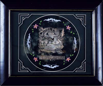 “贵州百灵A股上市纪念”艺术相框1件，内为苗族手工银饰画，上有花纹刺绣，图案极其精美，其为纪念公司A股上市而发行；贵州百灵企业集团制药股份有限公司号称“中国苗药第一股”，为国内苗药龙头企业之一；保存尚佳，敬请预览