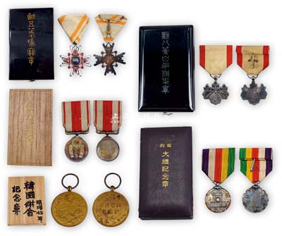 日本勋章、纪念章共5种不同，详分：明治四十三年（1910年）韩国併合纪念章1枚；大正四年（1915年）十一月大礼记念章1枚；昭和三年（1928年）十一月大礼记念章1枚；勋五等瑞宝勋章1枚，银质镶珐琅；勋八等白色桐叶银章1枚；日本回流品，均附带有原盒，保存极佳，敬请预览