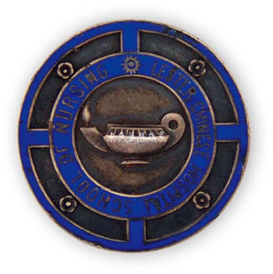 1942年（上海）“Lester Chinese Hospital School of Nursing”（莱斯特中国医学院护理学院）银质校徽1枚，背刻“张文宝”姓名和“裘天宝”款；少见且保存尚佳，敬请预览