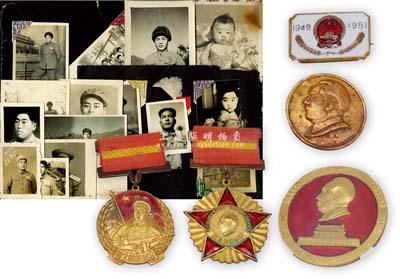 解放初期徽章共5枚，详分：1950年“华北解放纪念”章1枚；1951年中国人民政治协商会议·全国委员会赠毛主席像“抗美援朝纪念”章1枚；中国人民志愿军第二十军赠“毛主席像章”1枚；1956年中央代表团赠“毛主席纪念章”1枚；“1949-1961国徽”章1枚；其中两枚已评级，另附志愿军赴朝留影及其家属等历史老照片21张，保存甚佳，敬请预览