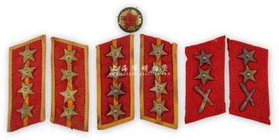 1955年中国人民解放军大尉领章2对、炮兵中士领章1对、帽徽1件，合计共7个，保存尚佳，敬请预览