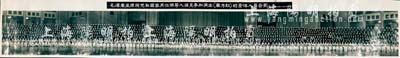 1964年10月16日“毛泽东主席同党和国家其他领导人接见参加演出《东方红》的全体人员合影”长卷历史老照片1张，尺寸1415×200mm，此乃毛泽东、朱德、刘少奇、周恩来、董必武、邓小平等党和国家领导人在北京人民大会堂与参加演出大型音乐舞蹈史诗《东方红》的3700多名演职人员之纪念合影，其拍摄人物之多，令人叹为观止；少见且历史意义重大，保存甚佳，附带原盒，敬请预览