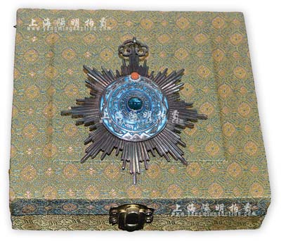 清代御赐“双龙宝星”三等小型勋章1枚，银鎏金嵌珐琅、镶珊瑚及海蓝宝石，制造精美，乃中国近代第一枚勋章；保存极佳，敬请预览