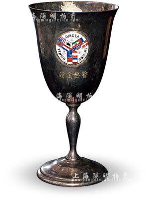 民国时期上海工部局（警务处）赠纪念奖杯1个，上有珐琅彩工部局标志，且刻有“警务处赠”字样，少见且保存尚佳，敬请预览