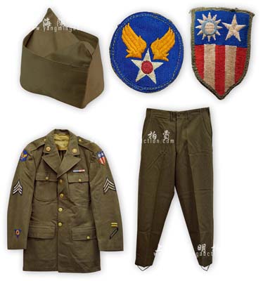 抗战时期“飞虎队”士兵军服1套（上衣+裤子+布帽），军绿色，双臂佩戴有美国与当时国民政府共颁的袖标及美国空军标志，纽扣上均为美国国徽，十分精致；源于美国回流，保存尚佳，敬请预览
