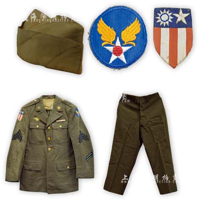 抗战时期“飞虎队”士兵军服1套（上衣+裤子+布帽），军绿色，双臂佩戴有美国与当时国民政府共颁的袖标及美国空军标志，纽扣上均为美国国徽，十分精致；源于美国回流，保存尚佳，敬请预览（与上件拍品，各有差异）