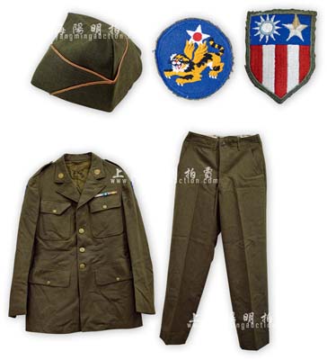 抗战时期“飞虎队”下士军服1套（上衣+裤子+空帽），军绿色，双臂佩戴有美国与当时国民政府共颁的袖标及飞虎标志，纽扣上均为美国国徽；源于美国回流，保存尚佳，敬请预览