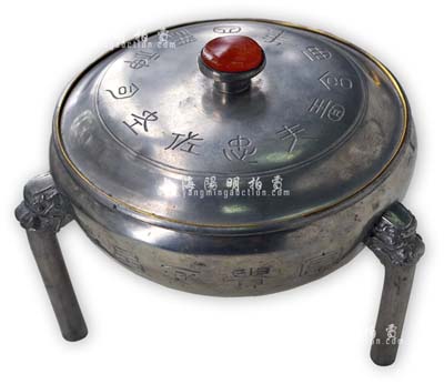 清末民初“香炉型”锡制茶叶罐1件，上刻“宜子孙吉”、“富贵永昌”等吉语，盖顶镶嵌红玛瑙，由“潮阳颜义和正老店”制锡名家制造；源于海外回流，少见且保存甚佳，敬请预览