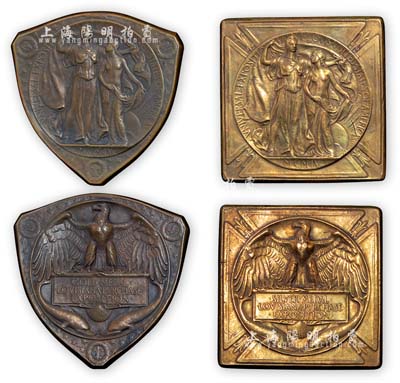 1904年美国圣路易斯世界博览会官方最高等级参展奖章共2枚不同，其中：1枚三角形的为金牌，章上有“GOLD MEDAL”(金奖)字样，并配有原盒；另1枚方型的为银牌，章上有“SILVER MEDAL”(银奖)字样；此种金奖和银奖章存世极为罕见，源于美国藏家出品，保存极佳，敬请预览和珍视