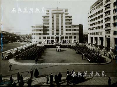 1937年淞沪会战期间“上海法租界防卫军阅兵仪式”历史老照片一张，尺寸380×278mm，如此大幅者极为难得；照片上的地点位于上海爱多亚路公共租界中央巡捕房大厦门前，旁边的建筑乃是杜月笙氏开设的“中汇银行大楼”，照片上的部队是法国第十六殖民地步兵团（RIC）第二连和一个轻型坦克连；此乃老上海历史之珍贵影像，源于法国回流，挖掘自昔年该防卫军军官家族之遗存，保存极佳，敬请预览