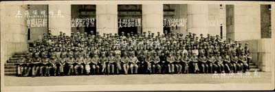 1952年“中国人民解放军第三军医大学·首届毕业典礼纪念摄影”历史老照片1张，尺寸290×96mm；背有贴痕，保存尚佳，敬请预览
