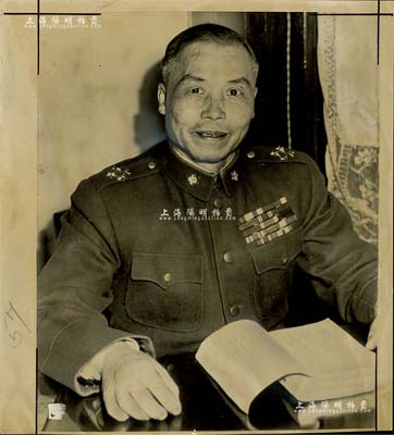 1949年“李宗仁将军”历史老照片1张，尺寸207×228mm,属昔年外国记者采访之新闻照，背有英文说明；源于美国回流，保存尚佳，敬请预览