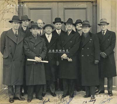 1938年10月著名银行家陈光甫等与美国财政部长摩根韬等关于“桐油借款”时留影历史老照片1张，尺寸200×182mm，其中前排第2位为赵祖康氏（著名公路工程与市政工程专家）、第3位为陈光甫先生、第4位为美国财政部长摩根韬（H.Morgenthau,Jr.）、第5位为张登义氏（汽车专家，任职于复兴公司，曾装成中国第一辆煤气车）；此老照片历史意义重大，可谓难得珍品，保存极佳，敬请预