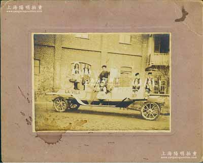 1907年“北京至巴黎汽车拉力赛”（意大利车队途经捷克布拉格）之历史老照片1张，尺寸174mm×125mm，该照片乃意大利博盖塞亲王所驾驶的伊塔拉牌赛车与捷克当地儿童之合影，其车身上有“PEKING”（北京）英文字样；该赛由北京出发，经张家口、库伦前往恰克图，经乌拉尔、波兰、德国抵达巴黎，全程17000公里，可谓近代汽车拉力赛之鼻祖，保存尚佳，敬请预览（另附相关文字资料1份）