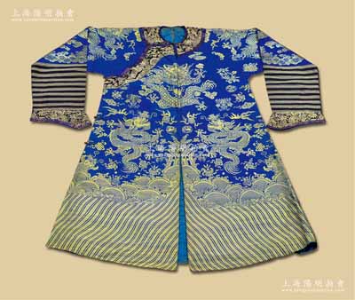 清代织锦“龙袍”一件，圆领，右衽，马蹄式袖口，主体蓝色绸地，以金线工艺满饰如意祥云，五爪金龙，海水江崖，金色立水，左右对称，均匀得体，穿插各式吉祥图饰，寓意福寿双全；此件龙袍绣制极其精美，纹饰繁密丰富，作工细致讲究，晕色处理和谐自然，龙身满缂金丝，轮廓清晰，运艺娴熟，工艺尽皆繁复，足见其珍；源于海外回流，有老包浆，保存甚佳，敬请预览和珍视