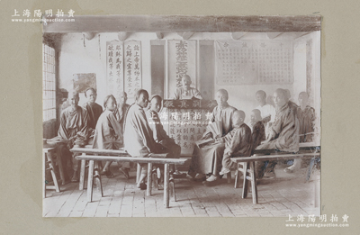 清代中国基督教历史老照片1张，尺寸162×117mm，张贴于硬卡纸上，内中为教众聚于一堂学习基督教义，教众下至龆龀幼童、上至耄耋老者，讲台刻有“分别真假”、墙上挂有“十条诫命”之标语；此宗老照片乃研究中国近代宗教史之珍贵历史影像，值得重视和细赏；源于海外回流，保存甚佳，敬请预览
