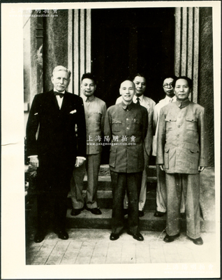 1945年“重庆谈判”老照片1张，属新华社旧藏之新闻照，尺寸102×129mm，其上人物右起为毛泽东、王世杰、张群、蒋介石、蒋经国、赫尔利（时任美国驻华大使）6人，保存甚佳，敬请预览