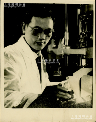 1970年代“著名生物化学家彭加木”历史老照片1张，尺寸119×152mm；彭加木曾任中科院新疆分院副院长，1980年6月17日徒步在罗布泊科考时不幸离奇失踪，成为神秘的“双鱼玉佩事件”；此照片曾被百度百科所引用，背有铅笔备注，保存甚佳，敬请预览