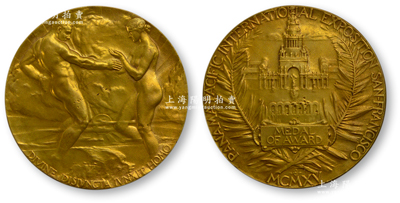 1915年（美国）巴拿马太平洋万国博览会（即旧金山世博会）“金质奖章”1枚，直径70mm，铜质镀金，正面为一对漫步海上的男女，下面一行拉丁文，意为“两岸之间的神圣联盟”，背面为博览会中心建筑宝石大厦；源于海外回流，少见，保存甚佳，敬请预览
