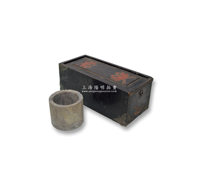 清代银号之存储银元木箱1个，大型尺寸400×180×155mm，盒面刻有蝴蝶（青蚨）图案，四角包有铜片，滑盖设计，盖上开有小孔，昔年专为投放银元之专用；保存尚佳，敬请预览（另附：清代陶制蛐蛐罐1件，直径130mm×高110mm，其底刻有“恭信主人盆赵子玉制”字样，保存尚可，敬请预览）
