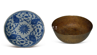 清代青花瓷盘及铜碗共2件，详分：①青花瓷盘1个，直径约175mm，上绘花卉图，底有款；②圆形铜碗1个，直径约185mm；保存尚佳，敬请预览