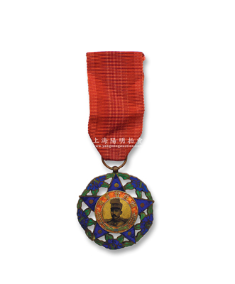 民国时期“湖北督军萧（耀南）”奖章1枚，铜质珐琅彩，上有萧耀南戎装像，附红色绶带；保存较佳，敬请预览