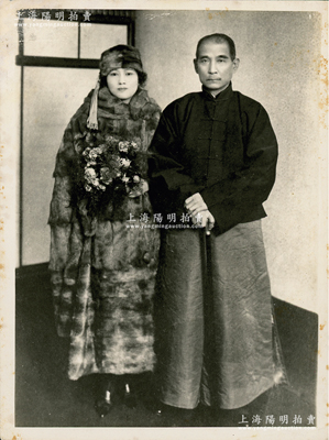 1924年“孙中山先生与夫人宋庆龄合影”历史老照片1张，此照片摄于日本神户，时1924年11月10日孙中山发表《北上宣言》,13日乘坐永丰舰从广东出发，14日到香港，17日抵上海，21日离开上海，至23日抵达日本长崎，24日到神户，至30日离开日本，12月4日到天津，最终至北京；此照片背有说明文字，且盖“上海人民美术出版社藏书”章，保存甚佳，敬请预览
