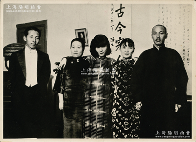 1930年“蒋介石在私邸接见张学良夫妇”历史老照片1张，尺寸163×118mm，其上左起为张学良、宋蔼龄、于凤至、宋美龄和蒋介石，背有说明文字；罕见且保存甚佳，敬请预览