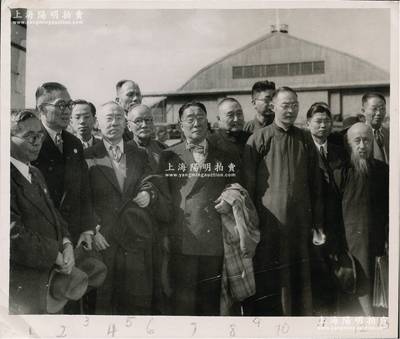 1946年“国民政府代表等到南京机场欢迎和平代表团”合影1张，尺寸119×101mm，其上左起为外交部长王世杰、国民党秘书长吴铁城、杨浚明、张君勱、雷震、徐傅霖、胡政之、黄炎培、余家菊、蒋匀田、陈家康（共产党代表）、沈钧儒、罗隆基，背有说明文字；此照片乃中国近现代史之重要影像，可适用于展览和馆藏，保存甚佳，敬请预览