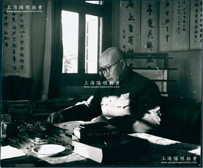 新华社旧藏之“刘伯承元帅”大型工作照1张，尺寸273×227mm，保存较佳，可适用于展览和馆藏，敬请预览