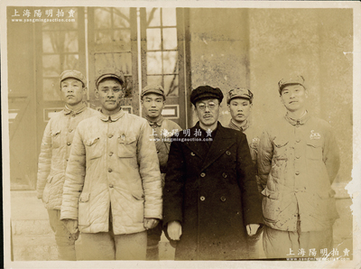 解放战争时期“康生与第三野战军来宾合影”历史老照片1张，尺寸126×94mm，其上人物右起分别为刘立封、孙云亭、康生、宋启鹤、魏来国、褚幹臣，时康生任中共中央山东分局书记兼山东省人民政府主席；其照片背面有说明文字，且盖“上海人民美术出版社藏书”章，保存甚佳，敬请预览