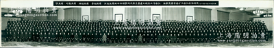 1977年10月24日“华主席、叶副主席、邓副主席、李副主席、汪副主席和中央领导同志接见基建工程兵工作会议、海军党委常委扩大会议全体同志”长卷式合影历史老照片1张，尺寸1150×200mm，其首排正中为华国锋、叶剑英、邓小平、李先念、汪东兴、徐向前、苏振华等诸多中央领导；保存甚佳，敬请预览