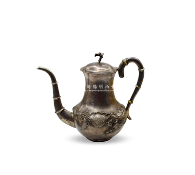 民国时期“上海工部局”大型银壶1个，高度约190mm，壶身有盘龙图和工部局标志，形制颇为美观，保存甚佳，敬请预览