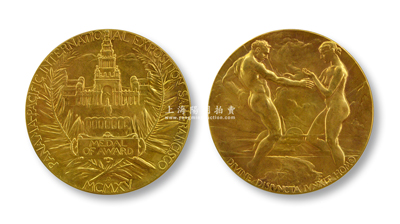 1915年（美国）巴拿马太平洋万国博览会（即旧金山世博会）“金质奖章”1枚，直径70mm，铜质镀金，正面为一对漫步海上的男女，下面一行拉丁文，意为“两岸之间的神圣联盟”，背面为博览会中心建筑宝石大厦；源于海外回流，少见，保存甚佳，敬请预览