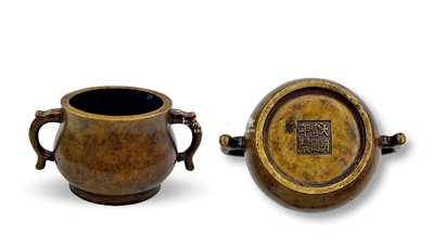 清代“大明宣德年制”款双耳铜香炉1件，高约80mm，长约140mm，炉口直径约97mm；俗称“宣德炉”，明宣德朝铸铜炉多仿商周铜鼎样式，此为清代仿宣制品，造型古朴雅致，保存较佳，敬请预览