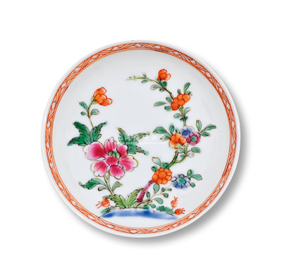 清代粉彩小碟1件，浅腹圈足底，直径90mm，内绘花卉图，保存甚佳，敬请预览