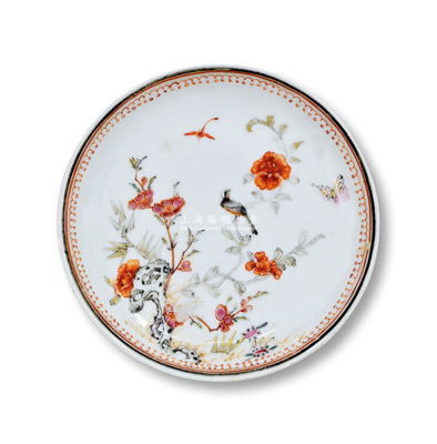 清代粉彩描金小碟1件，浅腹圈足底，直径117mm，上绘花鸟图，色泽艳丽，保存甚佳，敬请预览