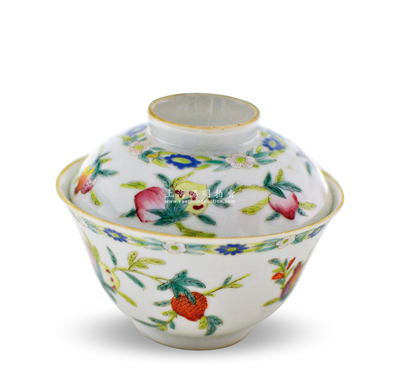 清代粉彩茶碗1件，底有“大清雍正年制”款，口径108mm，碗口描金，外壁和盖面绘有“三多纹”（以荔枝、寿桃、石榴图寓意多利、多寿、多子），色泽艳丽，形制美观，保存甚佳，敬请预览