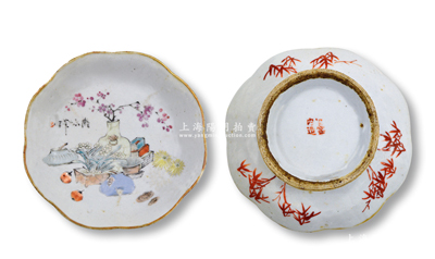清代粉彩“博古图”瓷托盘1件，梅花形浅腹高足，直径163mm，外壁绘有竹叶，底有“官窑内造”款，若装饰镜框悬挂十分雅观，保存甚佳，敬请预览