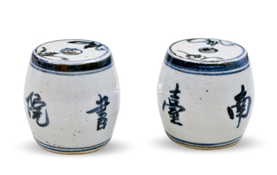 清代“南台书院”鼓形瓷质“香插”一对共2件，中有插孔，用于科举考试之焚香计时（古人有“一炷香”之谓）；南台书院位于湖南浏阳，乃元代邑人梁子真建，期间出现有欧阳元、何元同、彭宗复等十四位进士；保存甚佳，敬请预览