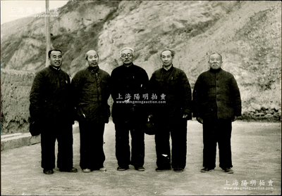 抗战时期“延安五老”合影老照片1张，尺寸为290×200mm，左起人物为朱德、董必武、林伯渠、吴玉章、谢觉哉，属新华社翻印之新闻照；其原照乃1942年摄于南泥湾，时朱德即兴写了《游南泥湾》一诗，诗中有“轻车出延安，共载有五老”等句，极富时代之记忆；保存甚佳，配有镜框，敬请预览