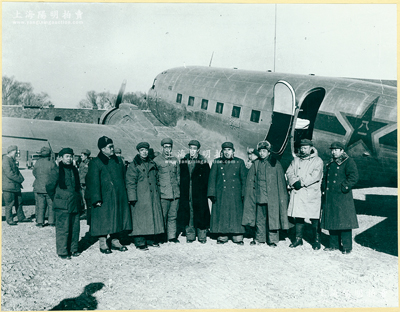 1949年12月“开国将帅在飞机前合影”大型历史老照片1张，尺寸397×303mm，时聂帅陪同朱老总去机场迎接前来北京开会的彭总，内中人物包括朱德、彭德怀、刘伯承、聂荣臻、高岗、刘亚楼等开国将帅，属早期新华社印行之新闻照，极富时代之记忆；保存甚佳，张贴于大型档案卡纸上，敬请预览