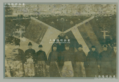 北洋政府时期“交通银行”历史老照片1张，尺寸约190×135mm，从其上人物衣着分析，似为张家口或库伦等地塞外分行所摄，且背景双旗分别为古钱状行徽和北洋政府五色国旗，值得研究和探索；罕见，保存尚可，配有木质镜框，敬请预览